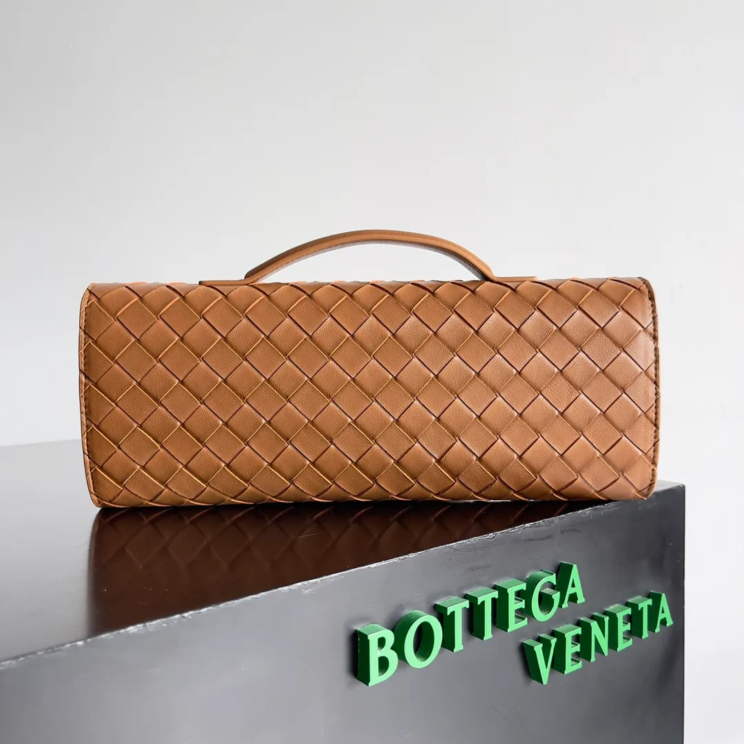 The batch of 1360 BV Andiamo evening handbags has been heavily planted again~ The designer aesthetics in the era of economic downturn are back. I fall in love with it at first sight and can't put it down. It's so beautiful and full of aura. The shape and texture are very competitive. It's light in weight and has sufficient capacity. It's a must-have for fashionistas. It's suitable for many occasions, minimalist, high-end and light luxury. Model No.: 741511 Size: 31*13*3cm